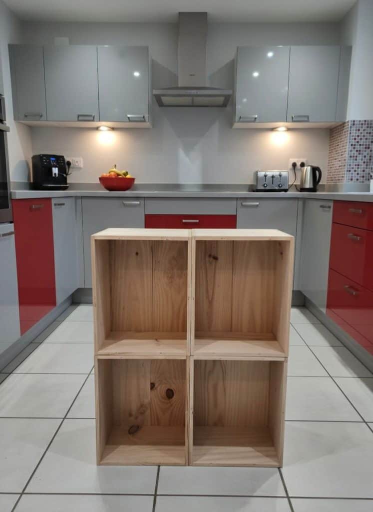 Caisse en bois brut pour organisation intérieure ou extérieure.