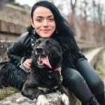 femme chien caisse bois de 12